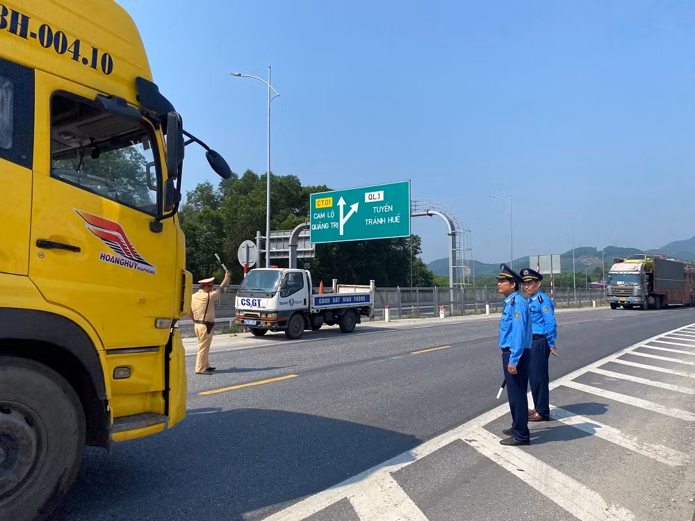 Ngày đầu phân luồng giao thông trên cao tốc xảy ra nhiều vụ tai nạn -0