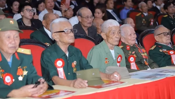 Gặp mặt, tri ân chiến sĩ Điện Biên
