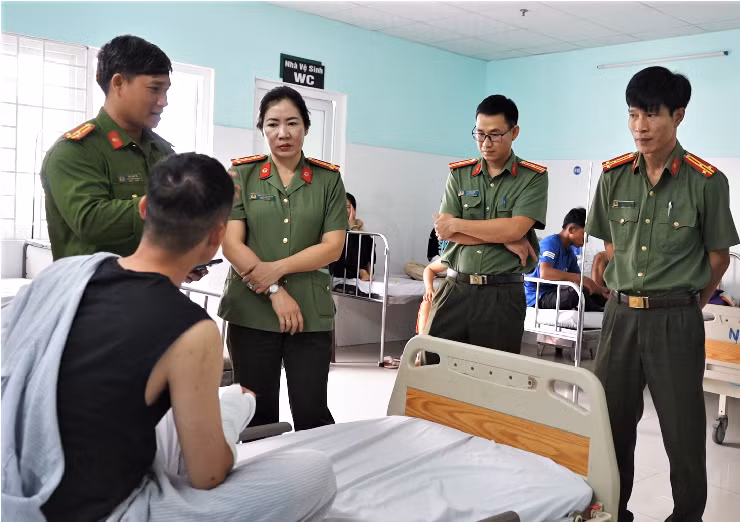Thăm hỏi chiến sĩ bị thương khi làm nhiệm vụ -0