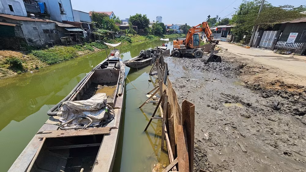 Một lượng lớn bùn thải nạo vét chưa qua xử lý được đổ xuống ao, hồ nước -0