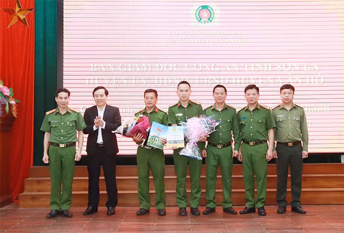 Khen thưởng các đơn vị có thành tích xuất sắc trong công tác đấu tranh với tội phạm -1