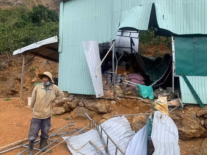Làm rõ tảng đá hàng chục tấn “đi lạc” đe dọa tính mạng người dân -0