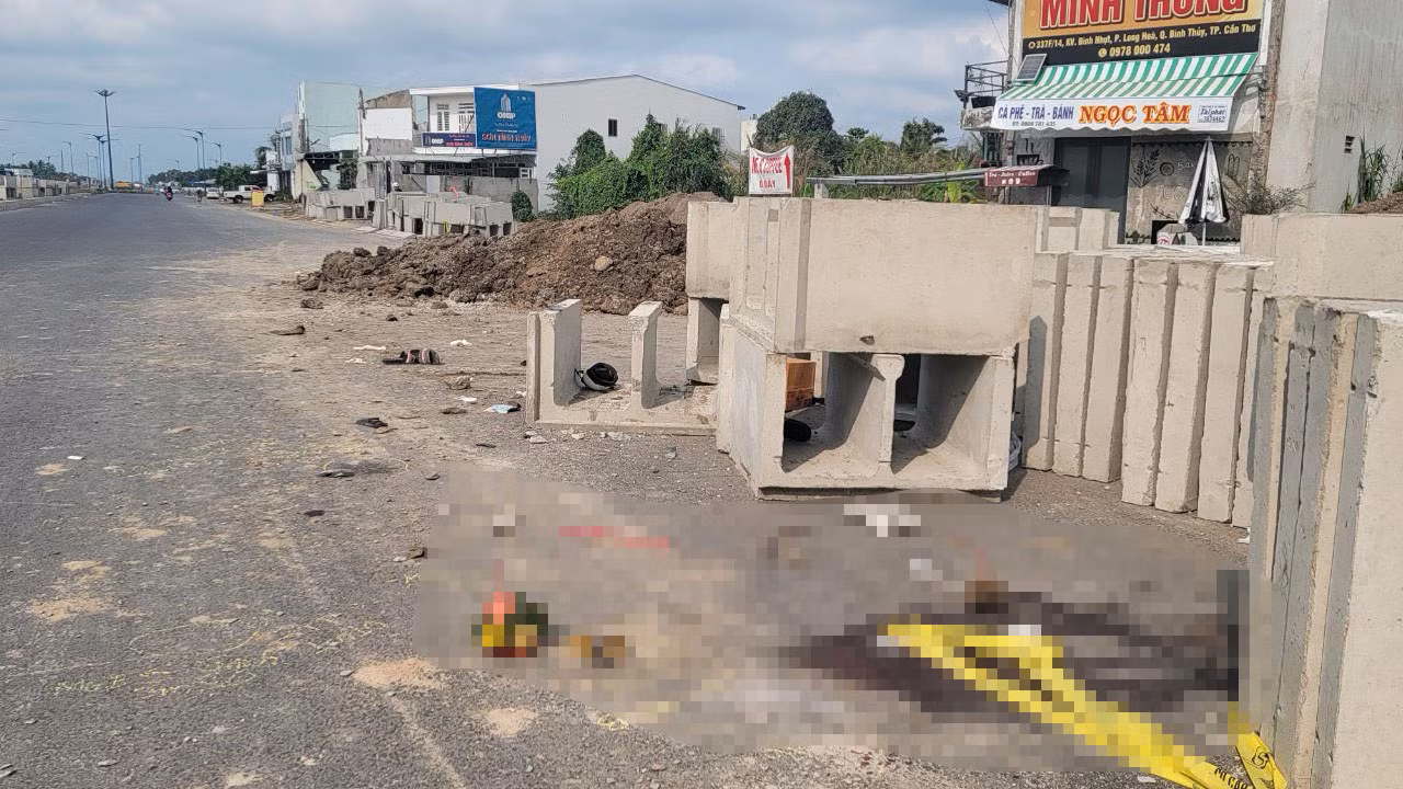 Tông vào khối bê tông trên đường, em chết anh nhập viện -0