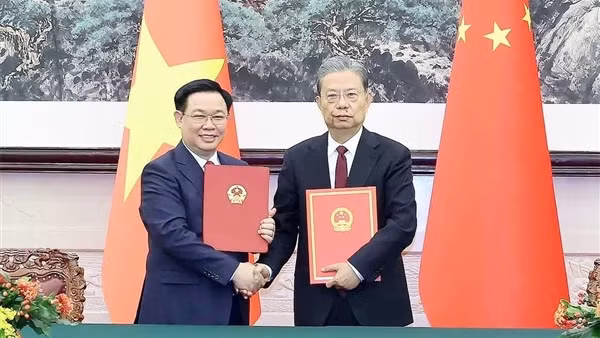 Chủ tịch Quốc hội Vương Đình Huệ hội đàm với Ủy viên trưởng Nhân đại toàn quốc Trung Quốc Triệu Lạc Tế