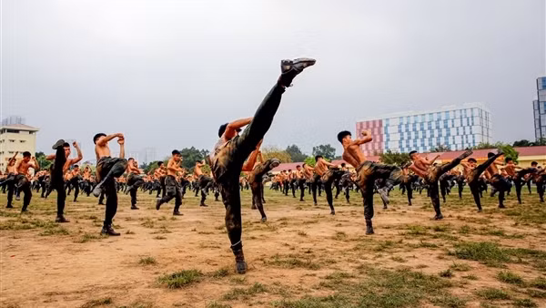 Cảnh sát chống khủng bố "đội" nắng luyện võ trên thao trường