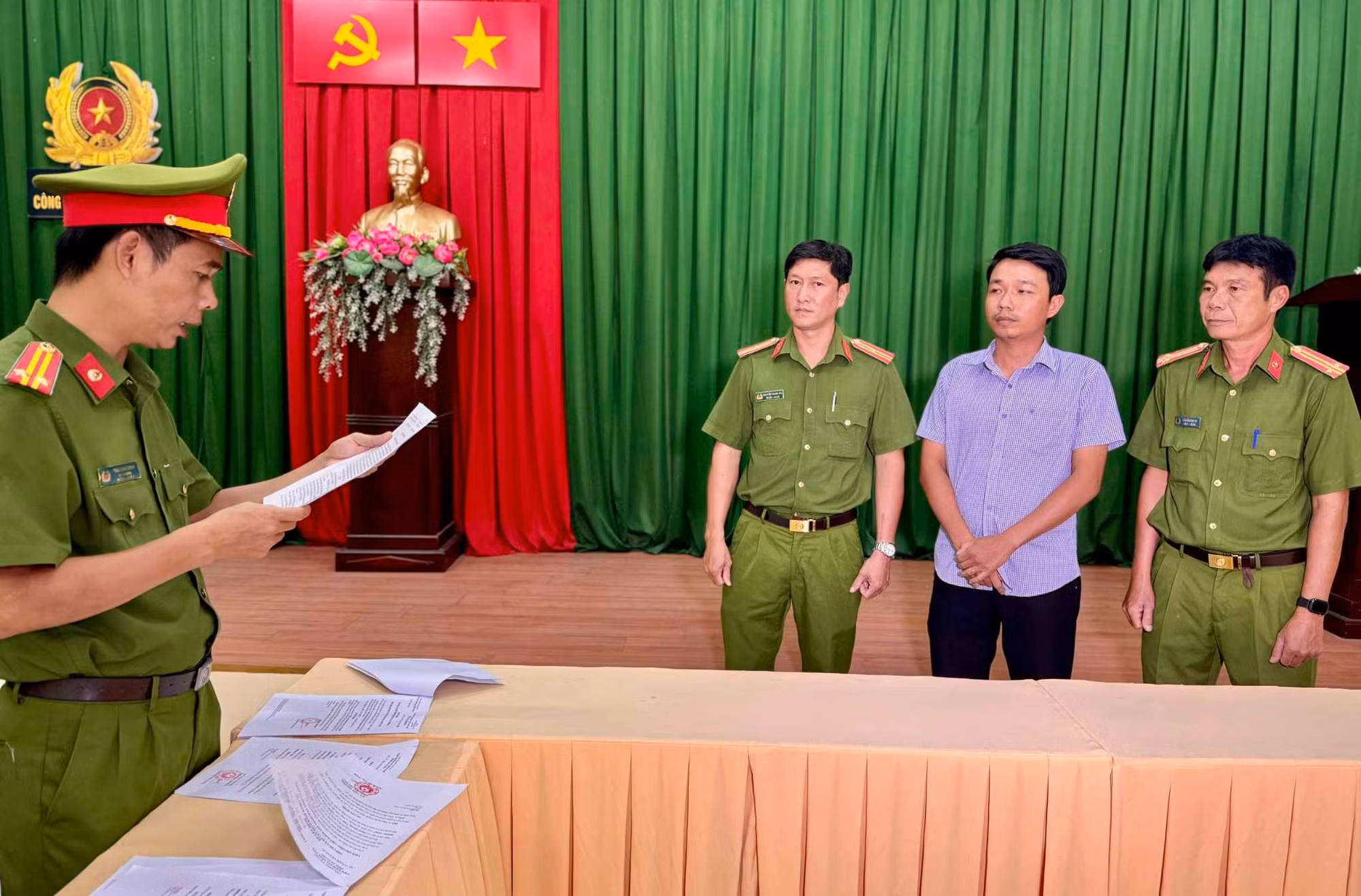 Bắt giám đốc và nhân viên công ty thẩm tra gói thầu -0
