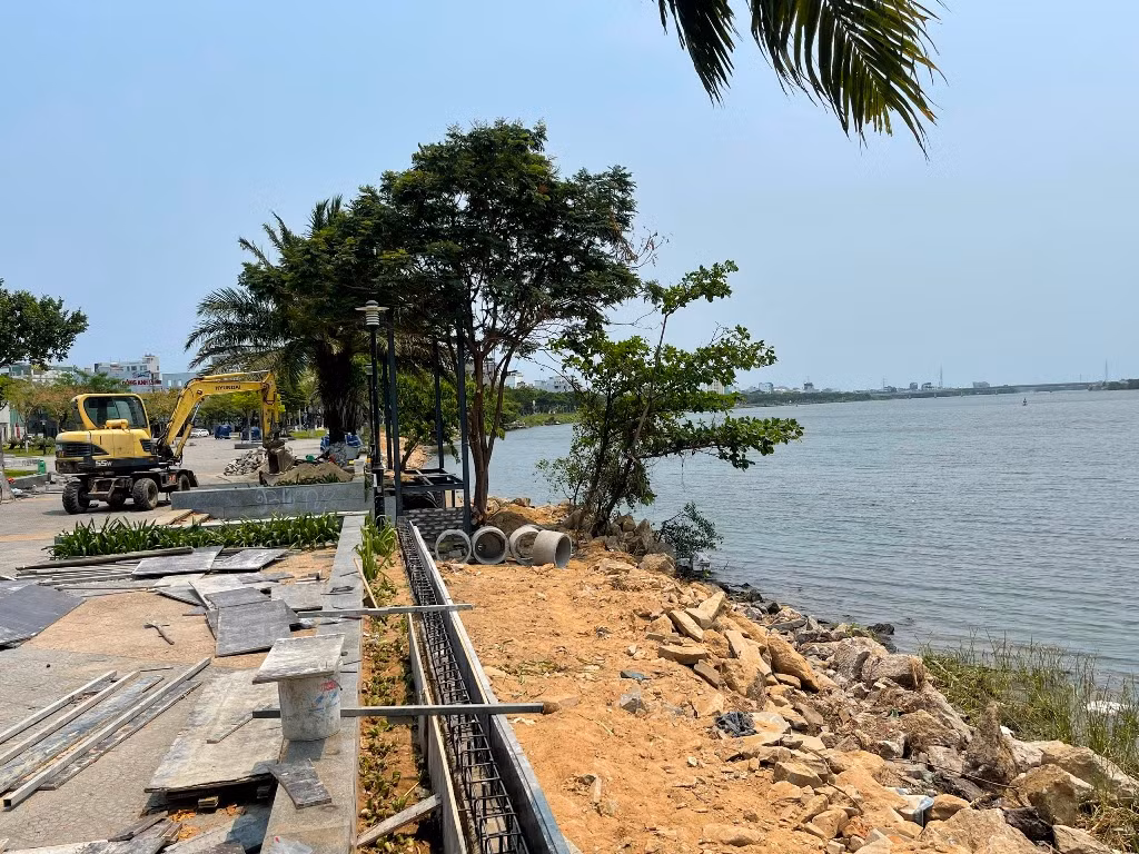 Dân phản ánh đổ xà bần ô nhiễm sông Hàn, lãnh đạo Đà Nẵng kiểm tra nóng -3