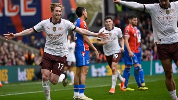 Lội ngược dòng trước Crystal Palace, Man City áp sát ngôi đầu bảng