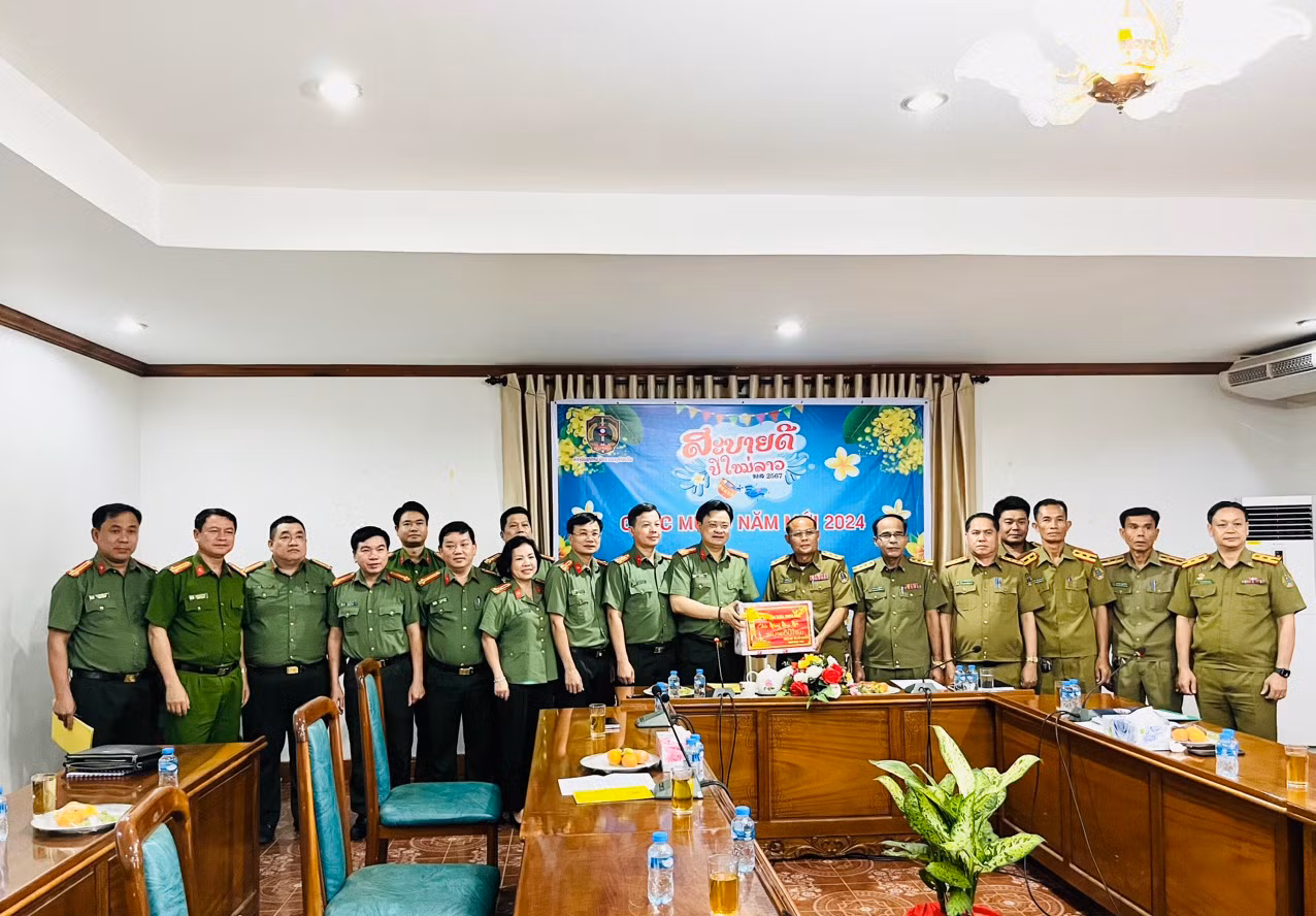 Đoàn công tác Công an tỉnh Thừa Thiên Huế thăm, chúc Tết Bunpimay Lào -0