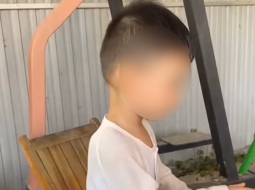 Bé trai 2 tuổi bị bỏ rơi gần cầu vượt cao tốc kèm bức thư tay 
