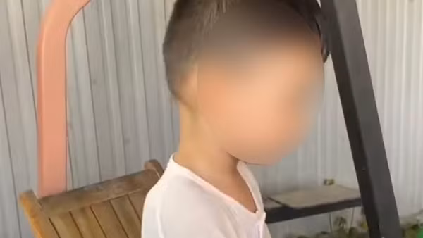 Bé trai 2 tuổi bị bỏ rơi gần cầu vượt cao tốc kèm bức thư tay "nhờ nuôi"