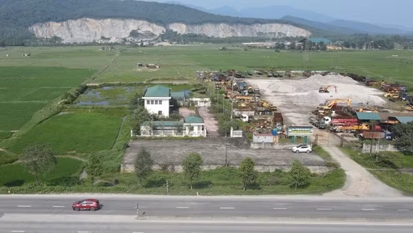 Trụ sở xây xong bỏ hoang gần 3 năm vì... không có đường vào