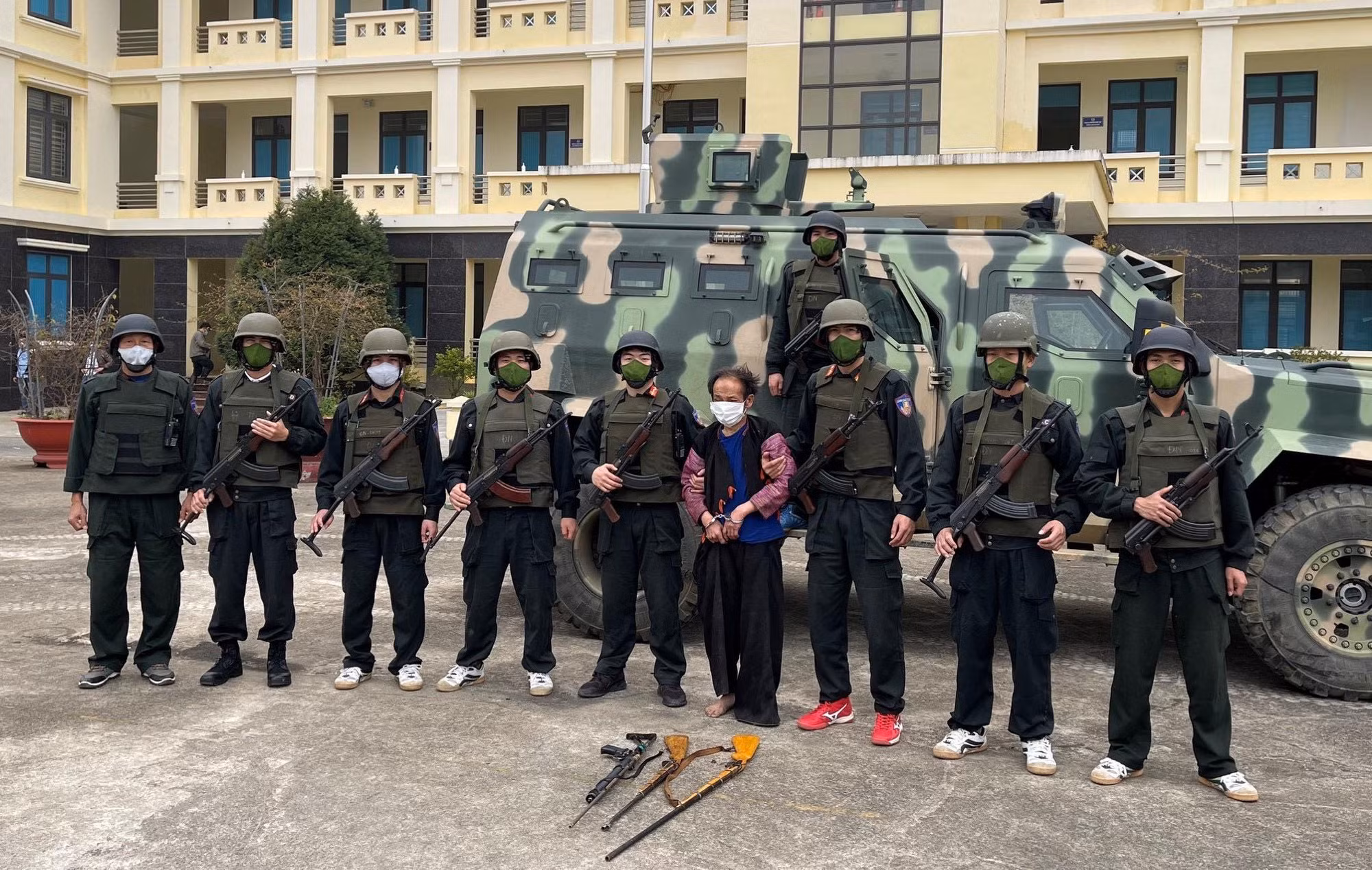 “Lá chắn thép” miền hoa ban trắng -0
