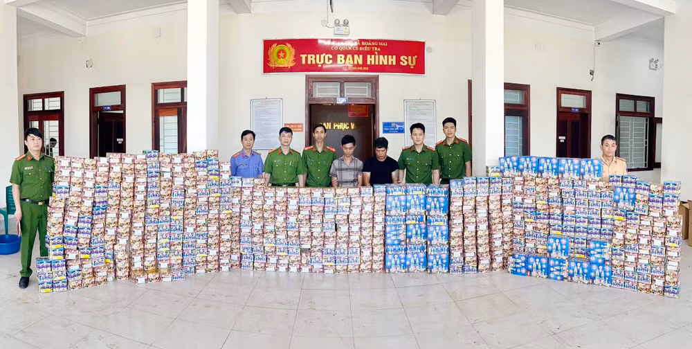 Bắt 2 đối tượng vận chuyển 1,4 tấn pháo hoa nổ -0