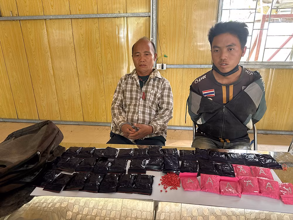 Hai bố con rủ nhau đi buôn ma túy -0