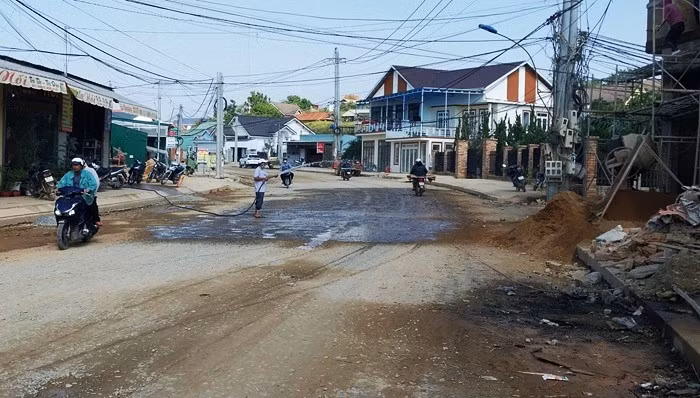 Dân bức xúc vì đất đã hiến đường vẫn ngổn ngang -0