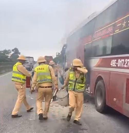 CSGT cùng dân chữa cháy kịp thời khoang hành lý xe ô tô khách&nbsp; -0