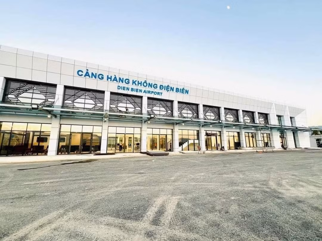 Thời tiết mù khô, khói bụi nên hàng loạt chuyến bay phải hủy đi đến Sân bay Điện Biên -0