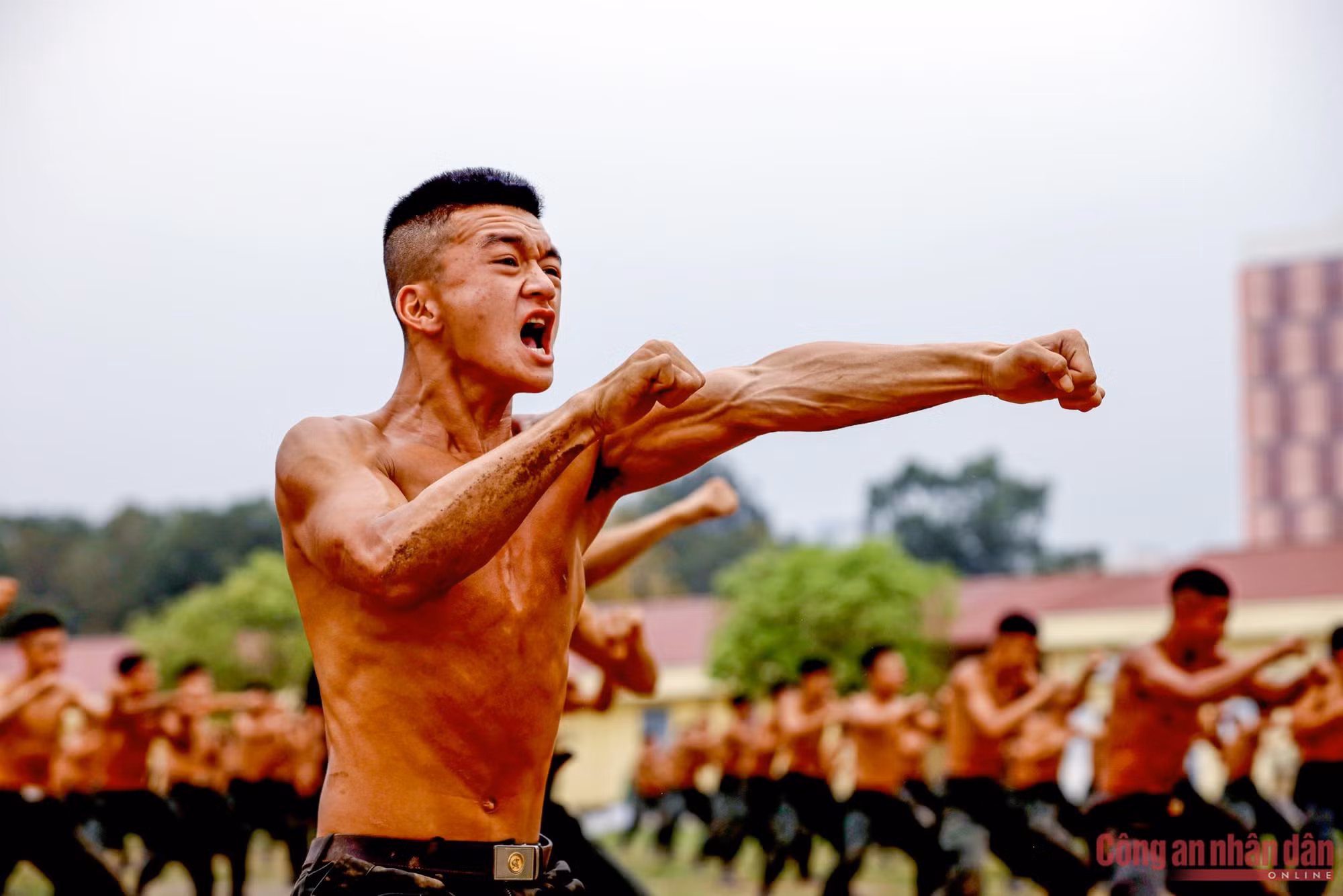 Cảnh sát chống khủng bố đội nắng luyện võ trên thao trường -5