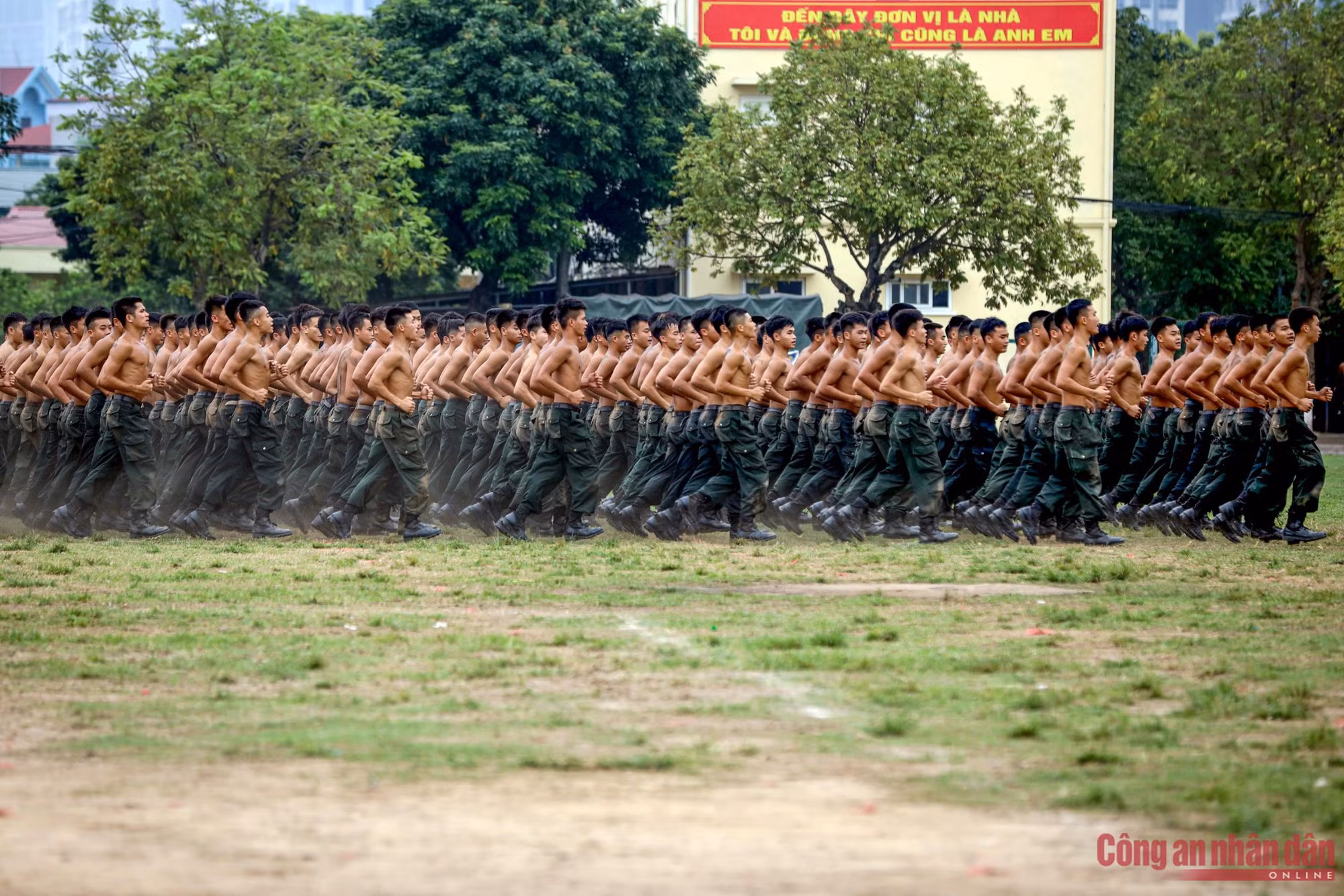 Cảnh sát chống khủng bố đội nắng luyện võ trên thao trường -0
