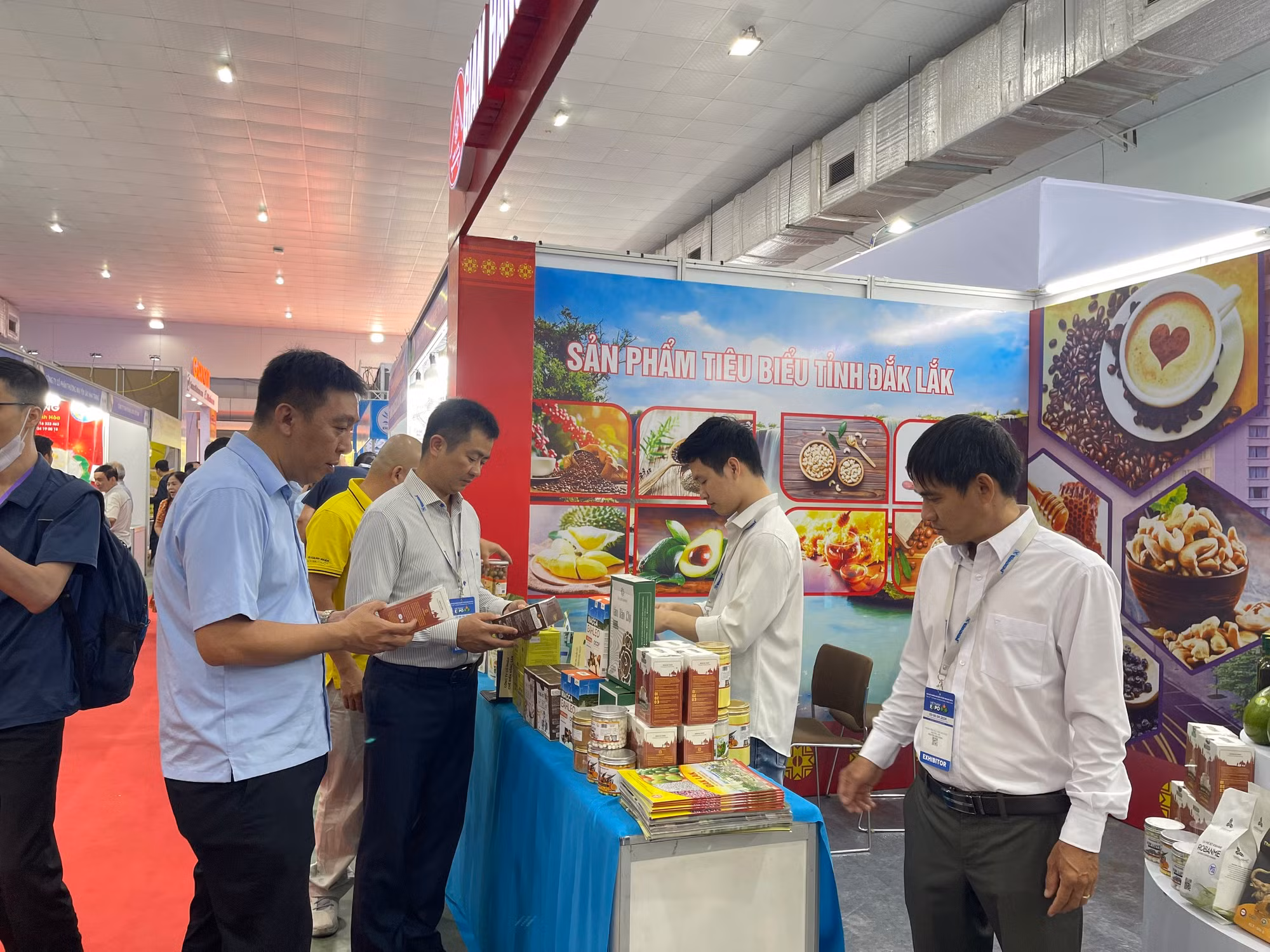 Hơn 480 doanh nghiệp thuộc 16 quốc gia và vùng lãnh thổ tham gia Vietnam Expo 2024 -0