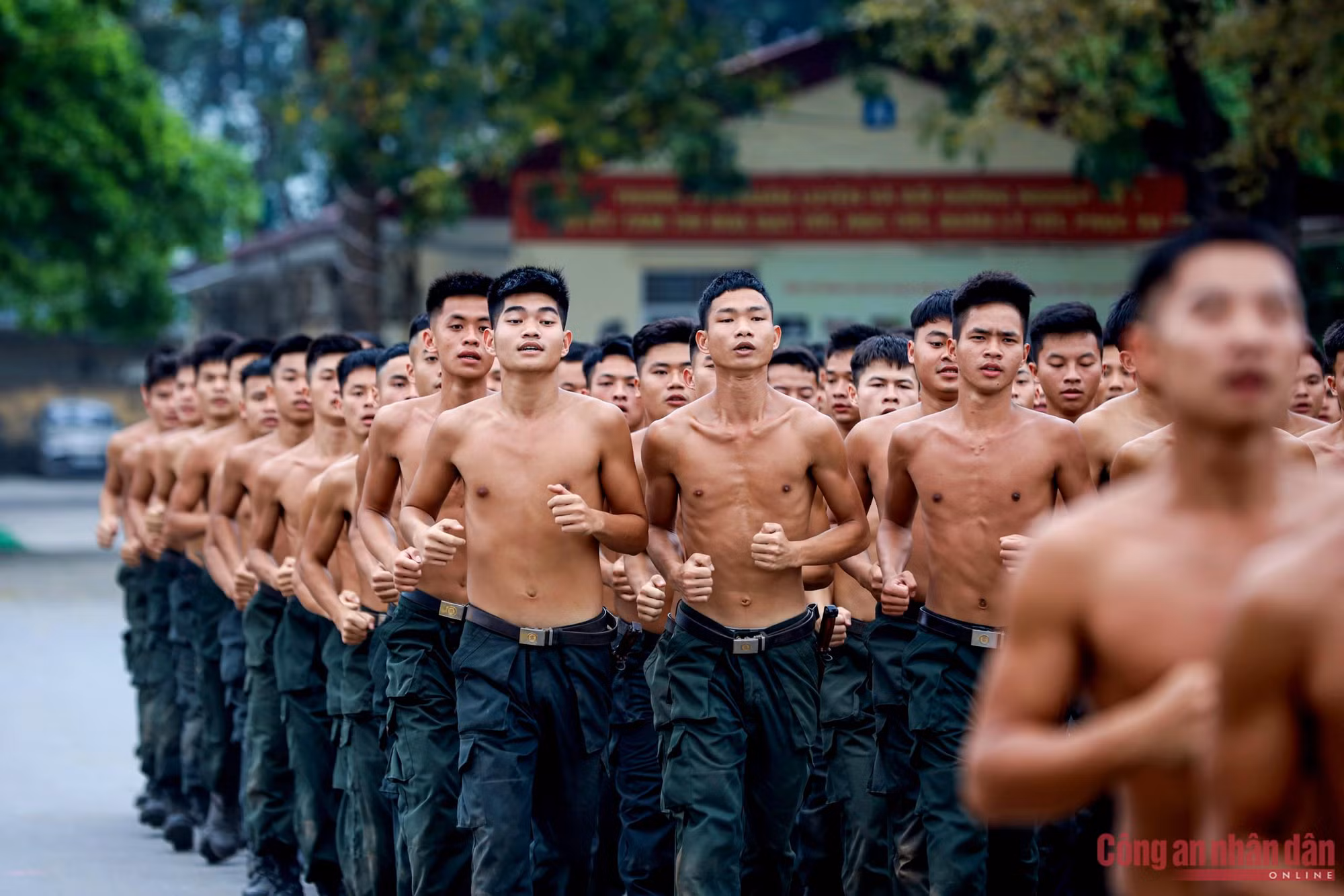 Cảnh sát chống khủng bố đội nắng luyện võ trên thao trường -1