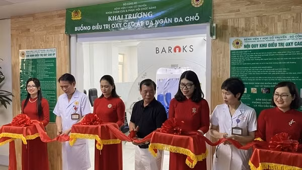 Bệnh viện Y học cổ truyền Bộ Công an khai trương buồng điều trị oxy cao áp đa ngăn