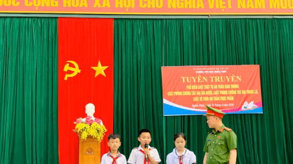 Chú Nghĩa Công an tại buổi tuyên truyền về Luật giao thông cho học sinh.