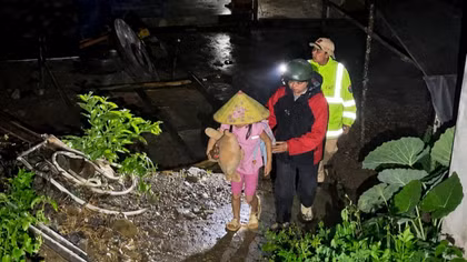 Công an Lào Cai hỗ trợ người dân di dời khỏi khu vực có nguy cơ sạt lở