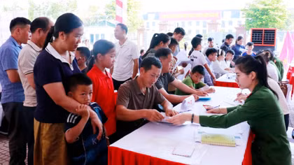 Vợ chồng anh Lỳ Bá Phia và chị Lầu Y Mỹ làm thủ tục nhập học cho con gái.