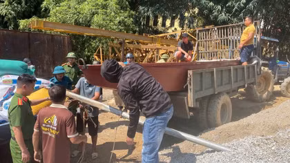 Công an xã hỗ trợ thuyền dân sinh cho người dân bản Cốc Tạt