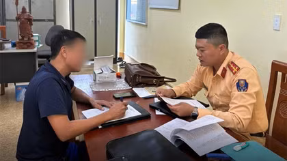Xử phạt tài xế vượt xe nguy hiểm trên Quốc lộ 6