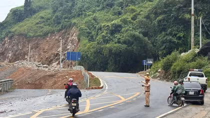 Phát sinh 2 điểm sạt lở, nhiều đoạn đường trên QL6 tạm cấm lưu thông