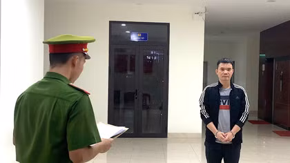 Nhận đổi 30.000 USD cho khách rồi bỏ trốn