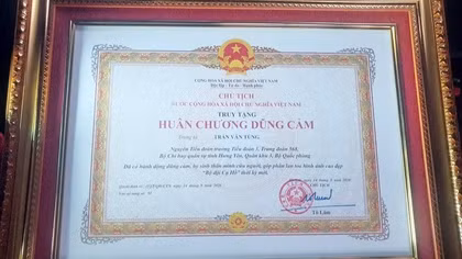 Truy tặng Huân chương Dũng cảm cho Trung tá Trần Văn Tùng 