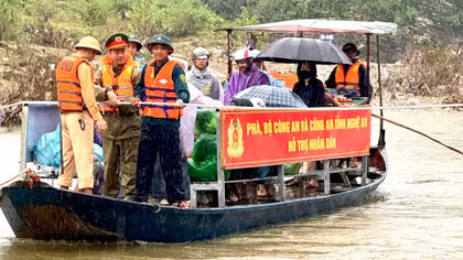 Bộ Công an và Công an tỉnh Nghệ An hỗ trợ phà giúp dân bị chia cắt do mưa lũ