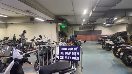 Người dân sống ở chung cư không lo thiếu chỗ để xe điện