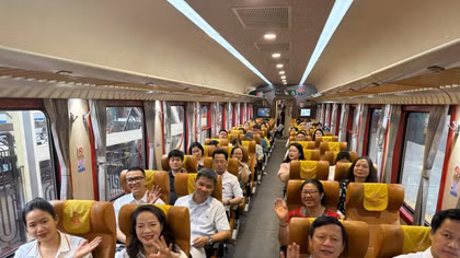 Lần đầu tiên ở Việt Nam bác sĩ đi làm bằng tàu hỏa
