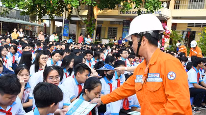 EVNSPC tăng cường thực hành tiết kiệm điện tại nơi làm việc