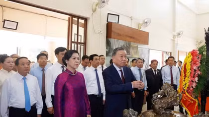 Tổng Bí thư, Chủ tịch nước dâng hương tưởng niệm Chủ tịch Hồ Chí Minh tại Thái Lan