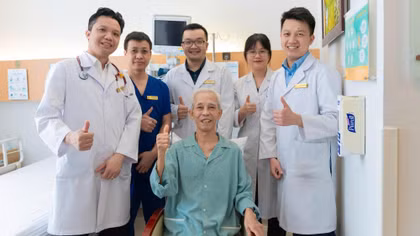 Cứu cụ ông bị phình động mạch chủ dọa vỡ bằng kỹ thuật can thiệp không cần mổ mở