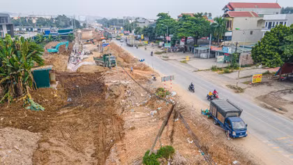 Hà Nội lên tiếng về hố sâu ven nhà dân trên Quốc lộ 6