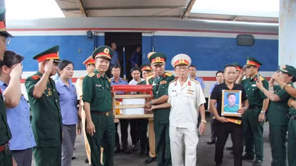 Miễn phí vé tàu cho thân nhân đi cùng trong hành trình đưa các anh hùng liệt sĩ trở về quê hương 