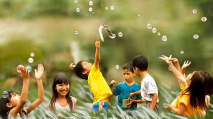 Khi trẻ em đang nhìn về phía chúng ta