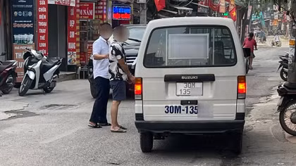 Cảnh sát soi camera, tạm giữ người đàn ông đập vỡ gương xe tải