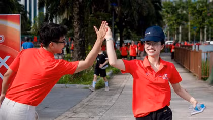 Những cái chạm tay trên đường chạy tiếp thêm động lực chinh phục thử thách.
