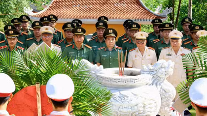 Bộ Công an tổ chức dâng hoa, dâng hương tại Khu di tích lịch sử An ninh Khu V