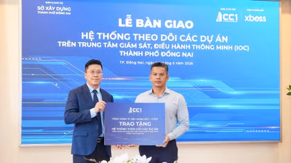 Ông Lê Bảo Anh - Tổng Giám đốc CC1 trao bảng tượng trưng bàn giao hệ thống theo dõi các dự án trên IOC TP. Đồng Nai cho ông Não Thiên Anh Minh - Phó Giám đốc Sở Xây dựng TP. Đồng Nai.