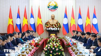 Thủ tướng Lê Minh Hưng hội đàm với Thủ tướng Lào Saleumxay Kommasith