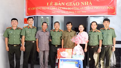 Trao mái ấm nghĩa tình đến lực lượng bảo vệ ANTT cơ sở